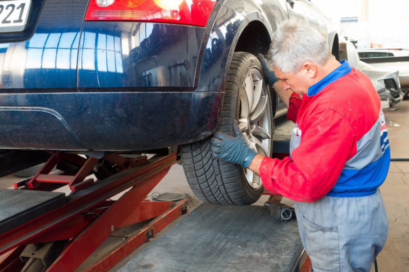 boutique-VILLEFRANCHE SUR MER-min_auto_repair_repair_lift_auto_mechanic_work_clothes_master_professional_man_of_the_fold-685629