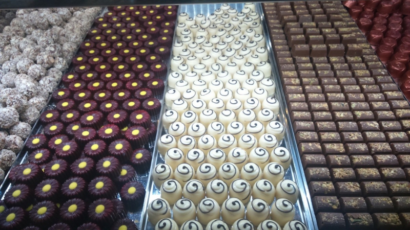 boutique-VILLEFRANCHE SUR MER-min_chocolates_milk_chocolate_white_chocolate_truffles_candy_food_treat_cacao-1213769