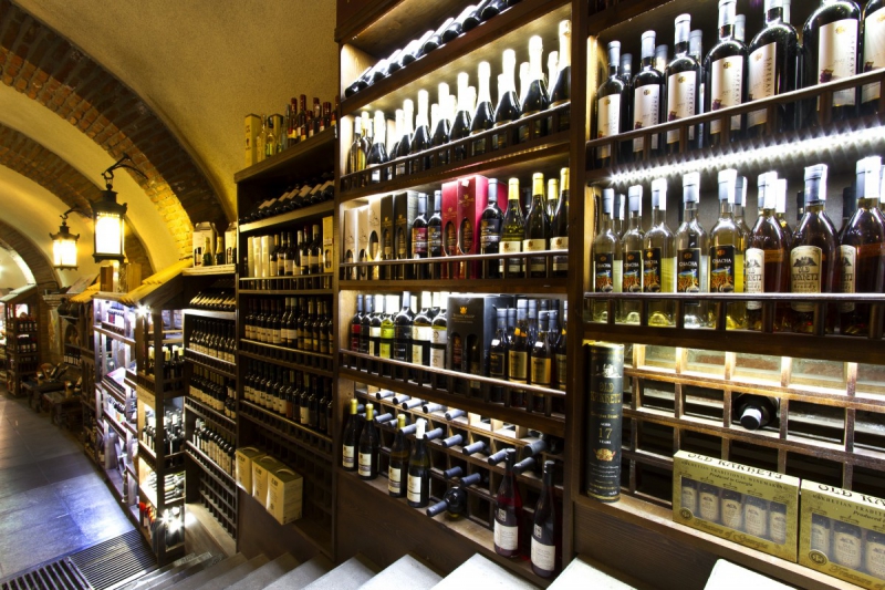 boutique-VILLEFRANCHE SUR MER-min_world_street_travel_shop_canon_georgia_wine_bottles-429767